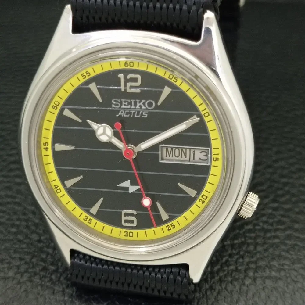 Vintage 1972 Seiko Automatic Mens Silver Watch W/daydate & Yellow accents